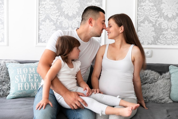 Padres e hija esperando un nuevo miembro