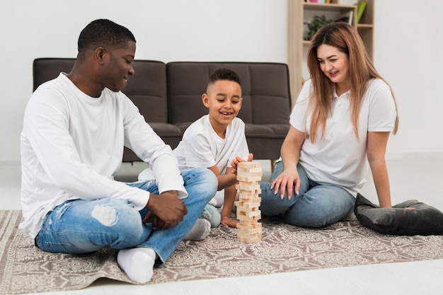 Foto gratuita padres e hijo jugando juntos un juego