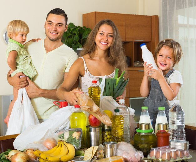 Padres e hijos con comida