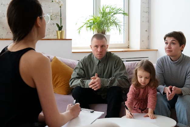 Padres e hijos haciendo terapia