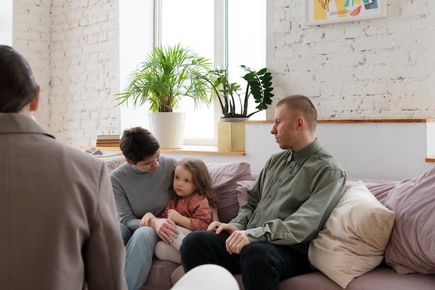 Padres e hijos haciendo terapia