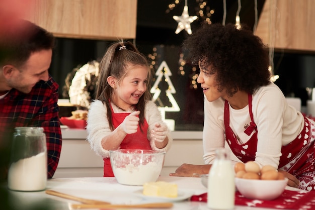 Padres e hijos horneando galletas en la cocina