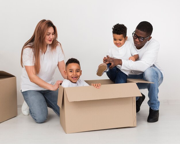 Padres e hijos jugando con una caja