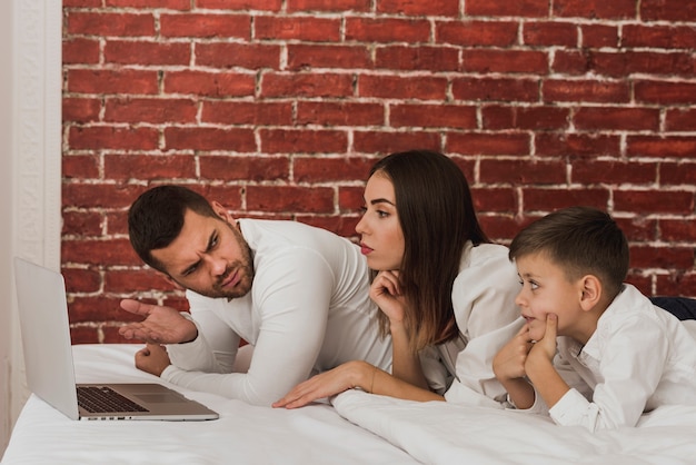 Foto gratuita padres e hijos juntos en la cama