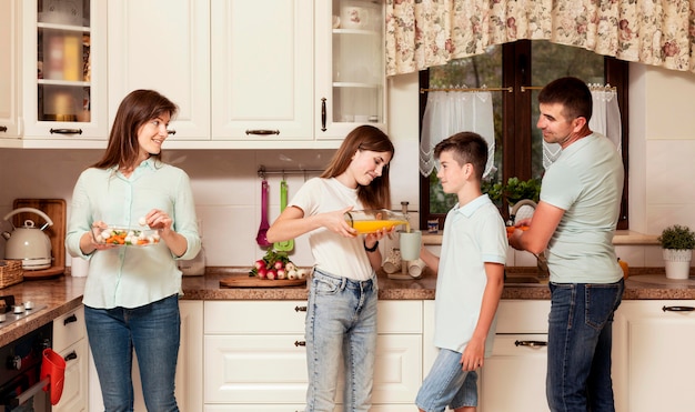 Padres e hijos preparando comida en la cocina