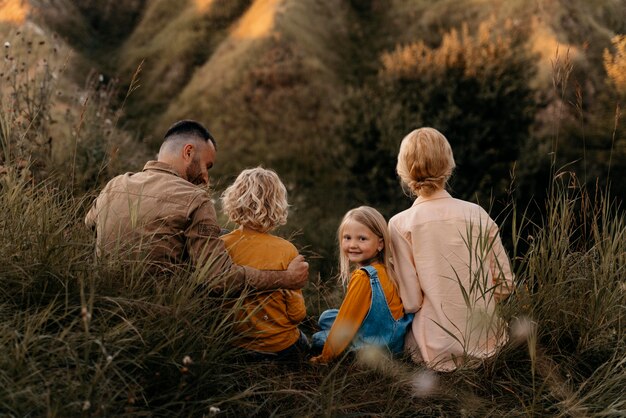 Padres e hijos de tiro completo en la naturaleza.