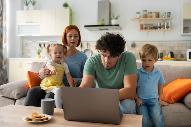 Padres e hijos de tiro medio en casa