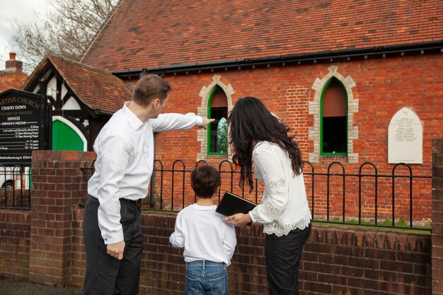 Padres e hijos de tiro medio en la iglesia.