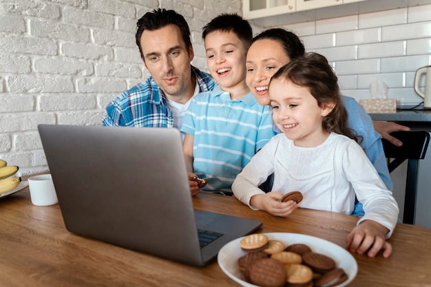 Padres e hijos de tiro medio juntos