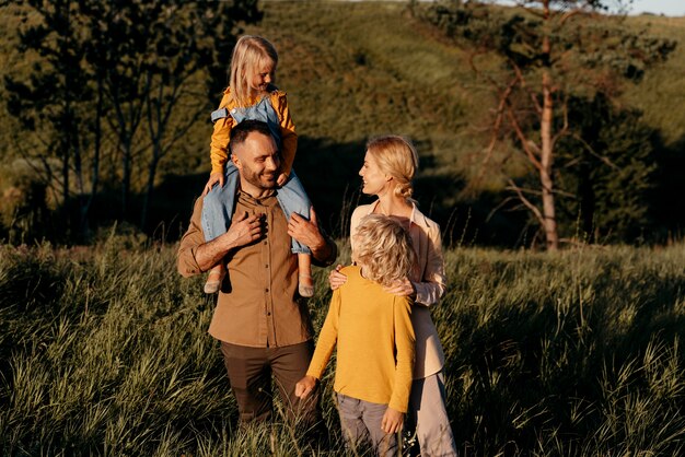 Padres e hijos de tiro medio en la naturaleza.