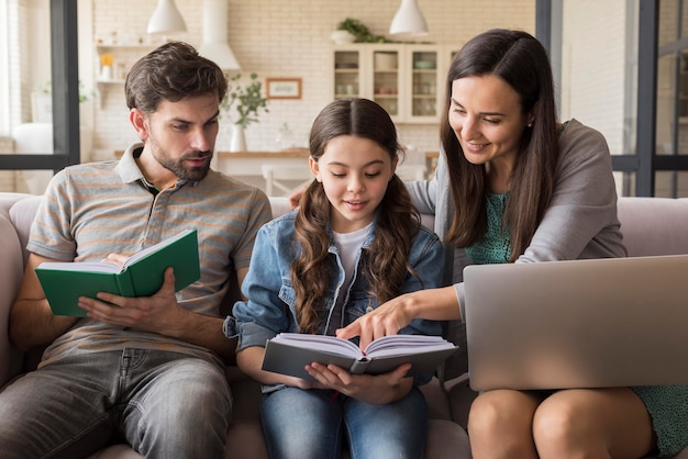 Padres enseñando a niña a leer