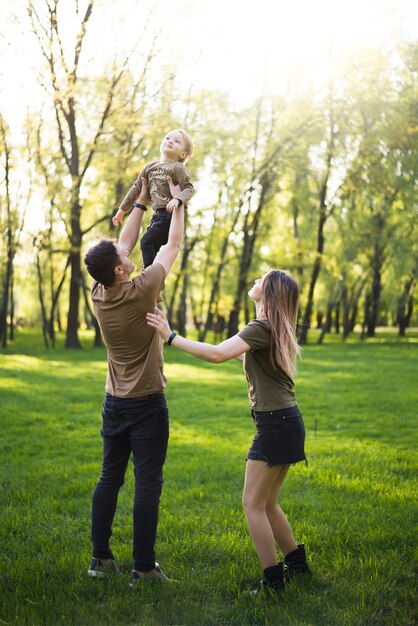 Padres felices con hijo en la naturaleza