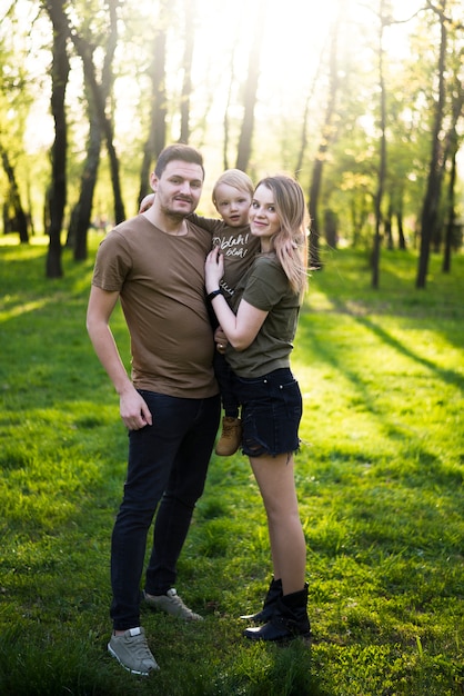 Padres felices con hijo en la naturaleza