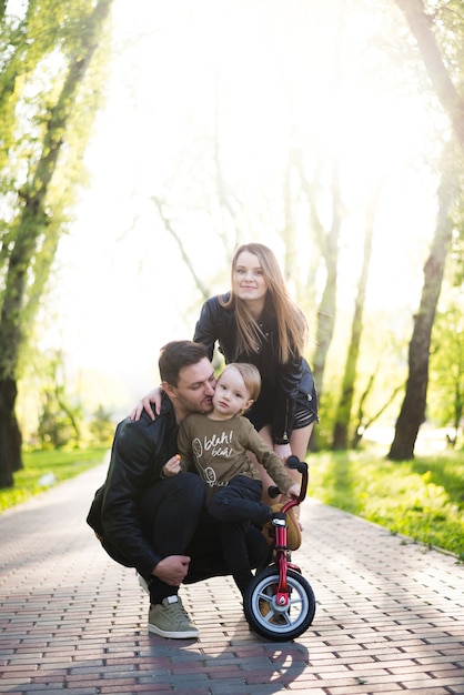 Padres felices con hijo en la naturaleza