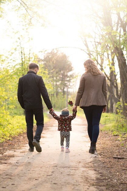 Padres felices con hijo en la naturaleza