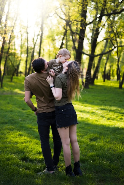 Padres felices con hijo en la naturaleza