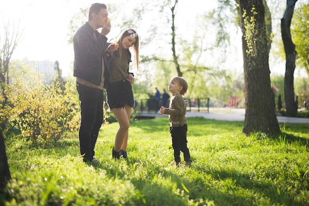 Padres felices con hijo en la naturaleza