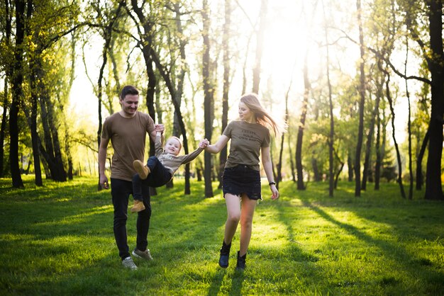 Padres felices con hijo en la naturaleza