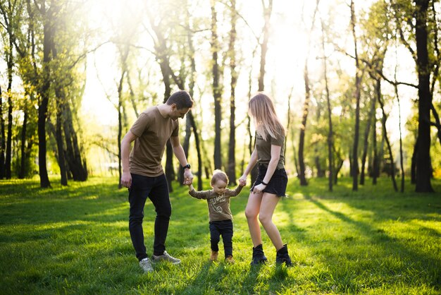 Padres felices con hijo en la naturaleza