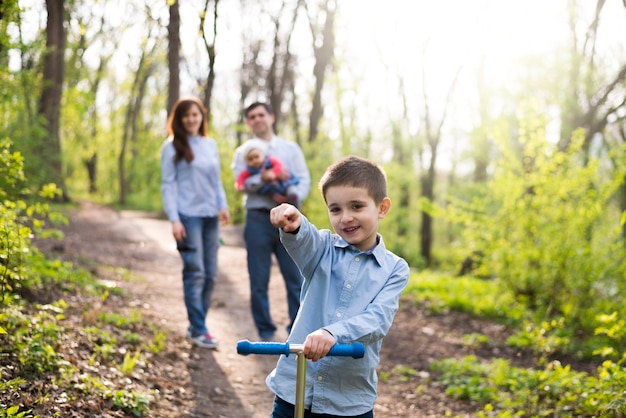 Padres felices con hijo en la naturaleza