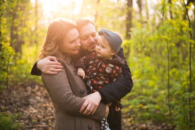 Padres felices con hijo en la naturaleza