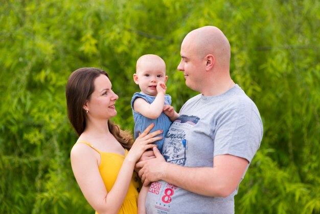 Padres felices con hijo en la naturaleza