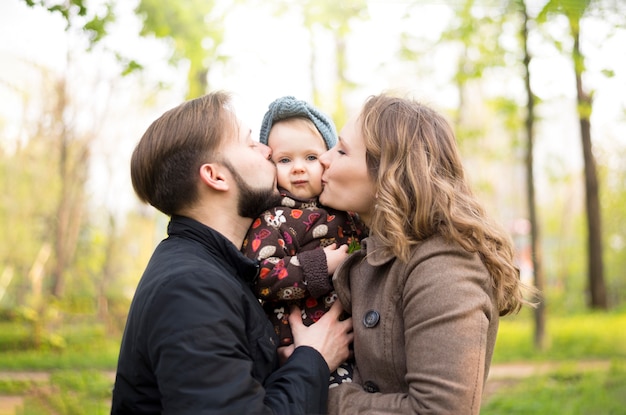 Foto gratuita padres felices con hijo en la naturaleza