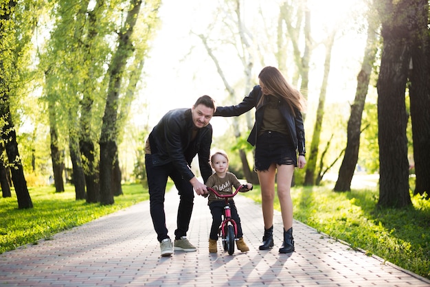 Padres felices con hijo en la naturaleza