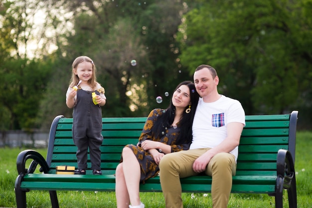 Padres felices con hijo en la naturaleza