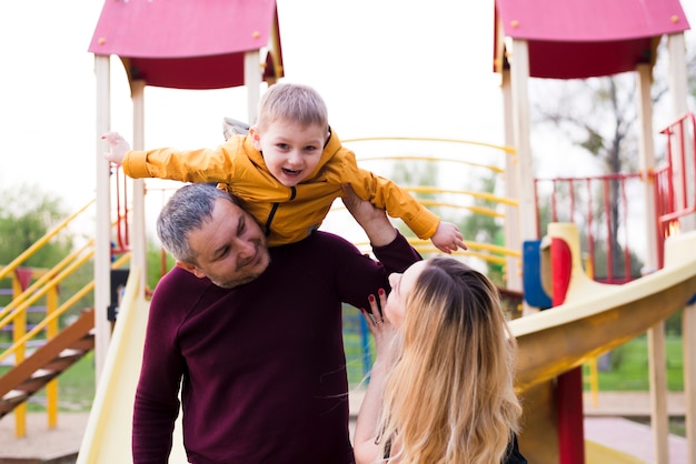 Padres felices con hijo en la naturaleza