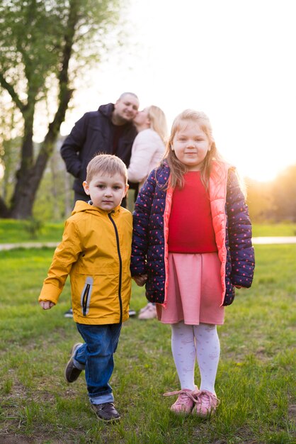 Padres felices con hijos en la naturaleza