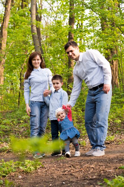 Padres felices con hijos en la naturaleza