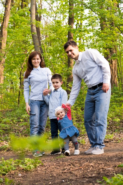 Padres felices con hijos en la naturaleza