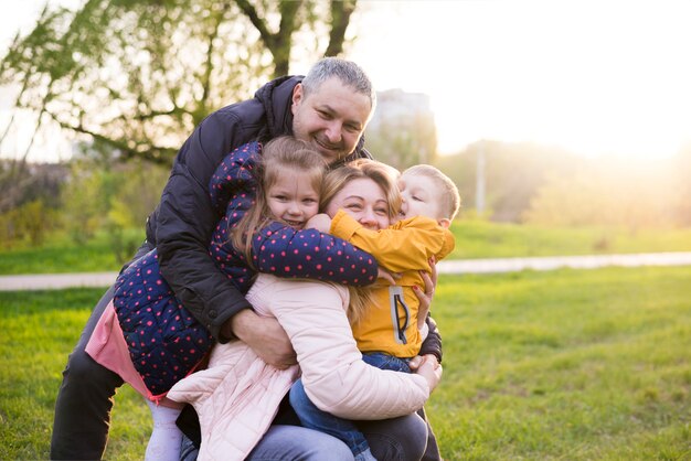 Padres felices con hijos en la naturaleza