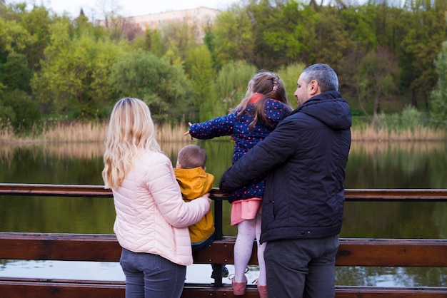 Padres felices con hijos en la naturaleza