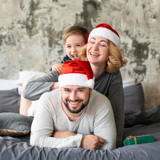 Padres felices y niño juntos el día de Navidad