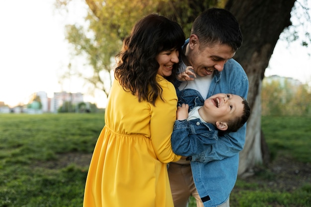 Padres felices de tiro medio con niño