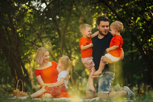 Padres hablando con sus hijos al aire libre.