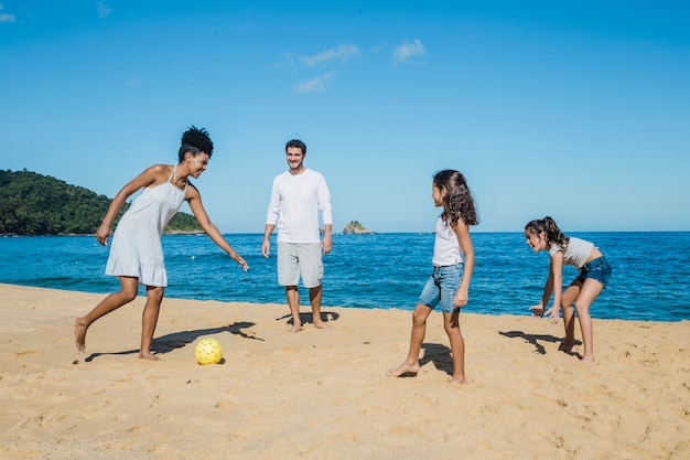 Padres y hermanas jugando