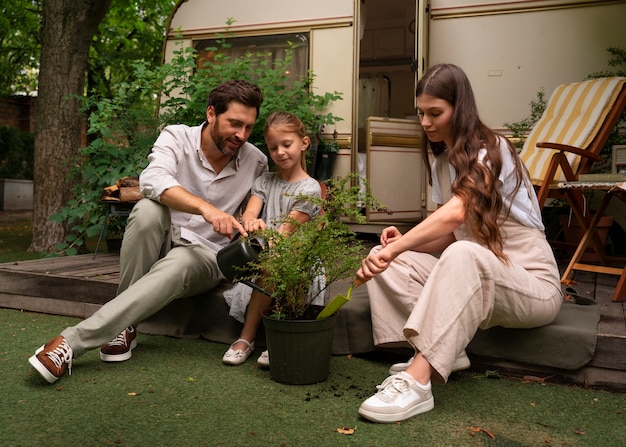 Los padres y la hija pasan tiempo juntos mientras llevan ropa de lino