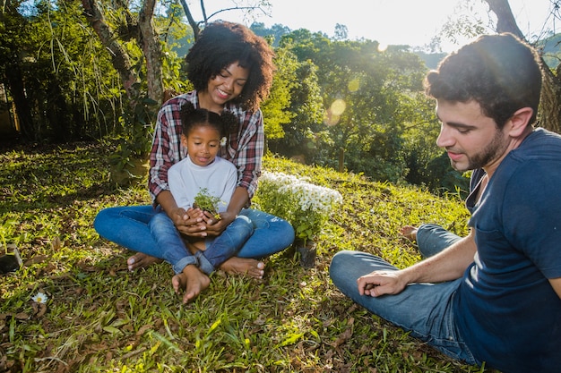 Padres con hijas sentados en una colina