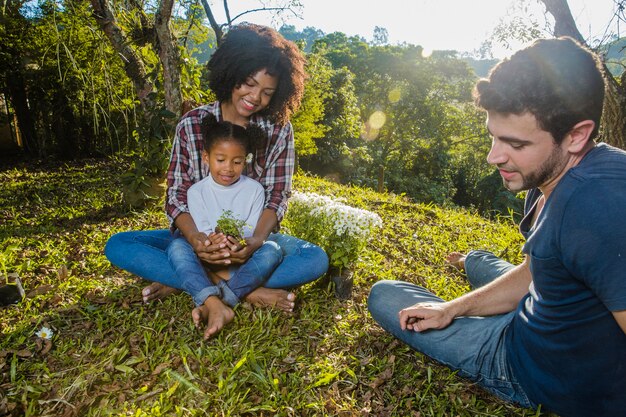 Padres con hijas sentados en una colina