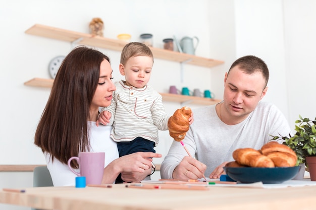 Padres con hijos en la mesa de la cocina