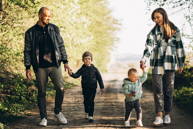 Foto gratuita padres jóvenes con sus hijos en el bosque.