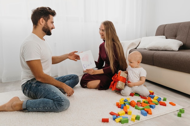 Foto gratuita padres jugando con el bebé en casa