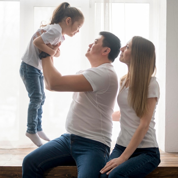 Foto gratuita padres jugando con hija