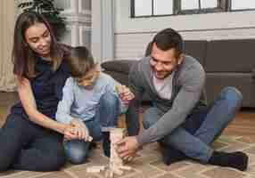 Foto gratuita padres jugando jenga con niño