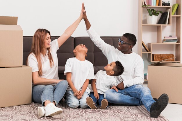 Padres jugando juntos con sus hijos.