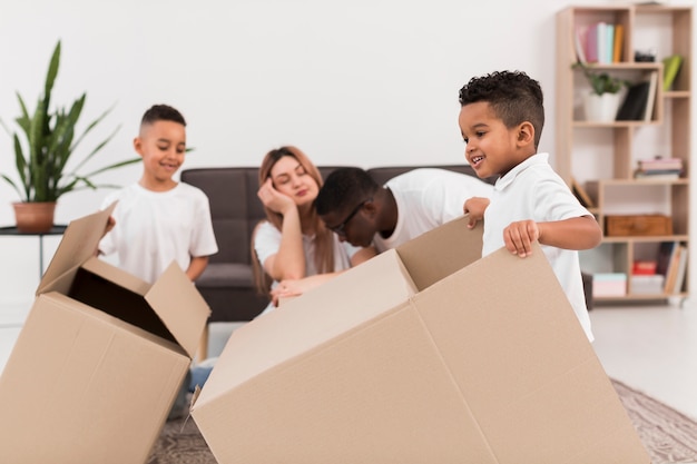 Padres jugando juntos con sus hijos.