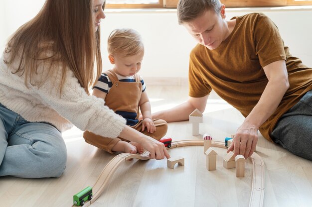 Padres jugando con niños de cerca